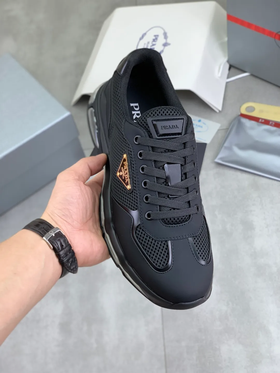 Men's men's shoes 💰P660 💰[New model] The top version is now available on the official website, 🆘 Air-cushion shock-absorbing thick-soled trendy brand (Prada) is the main popular model, avant-garde and versatile fashionable men's shoes, private version mold opening, cowhide surface splicing 1:1.. Simple fashion, original imported cowhide feet; the atmosphere and personality are more fashionable, eye-catching and pursuing class. It will subvert the old idea and be a must-have for fashion trendsetters with you! Must keep it for yourself ! Tall and comfortable, large and low, high-end quality workmanship. Code number: 38-45; 4 colors available.